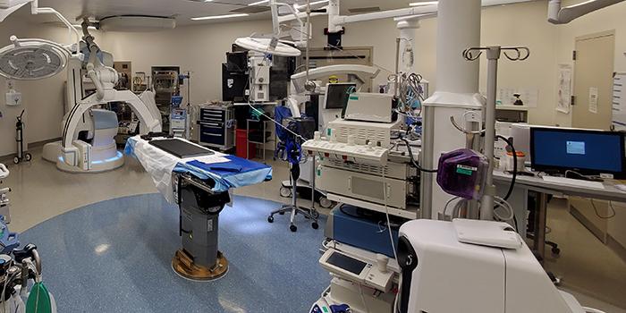 Hybrid operating room with neurosurgery equipment